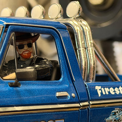 NOT A TOY - 1:18 Greenlight Col. BIGFOOT #1 Die-Cast W/ 2 Figurines