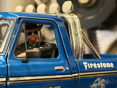 NOT A TOY - 1:18 Greenlight Col. BIGFOOT #1 Die-Cast W/ 2 Figurines