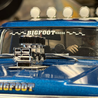 NOT A TOY - 1:18 Greenlight Col. BIGFOOT #1 Die-Cast W/ 2 Figurines